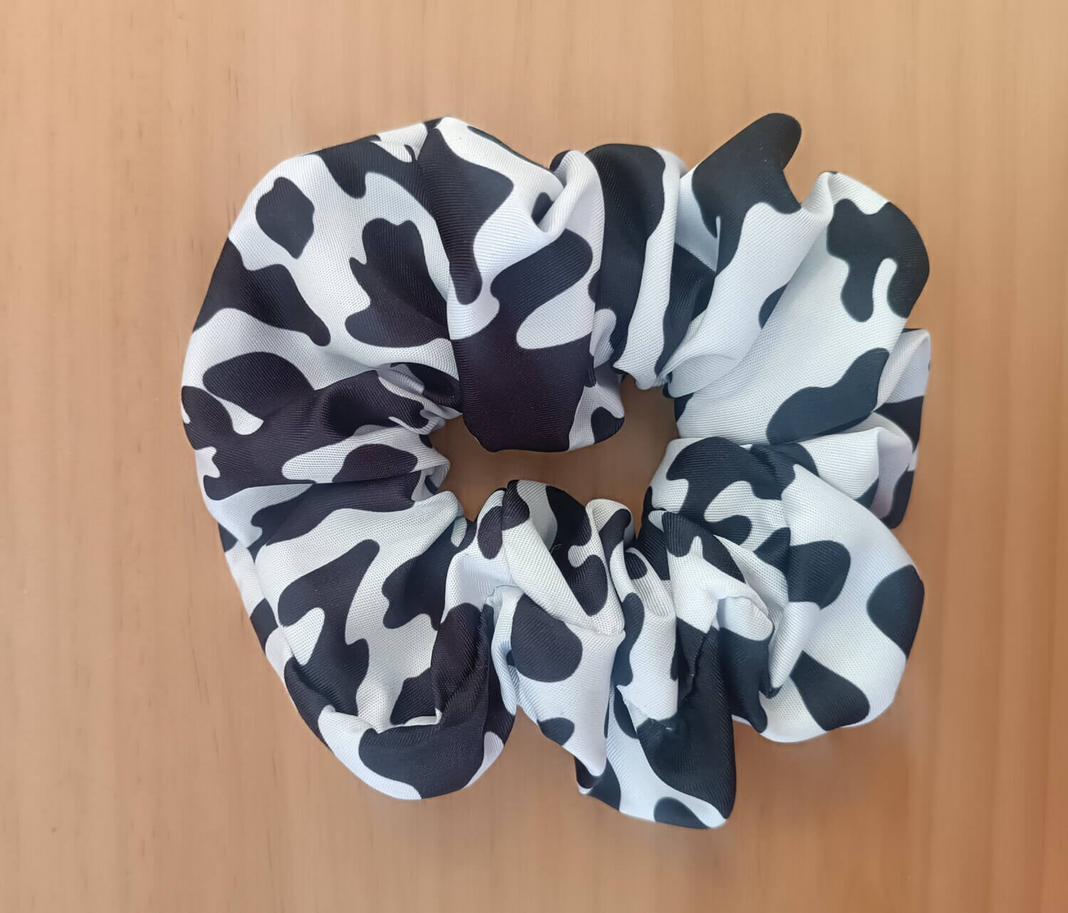 Xειροποίητο scrunchie σατέν ασπρόμαυρο