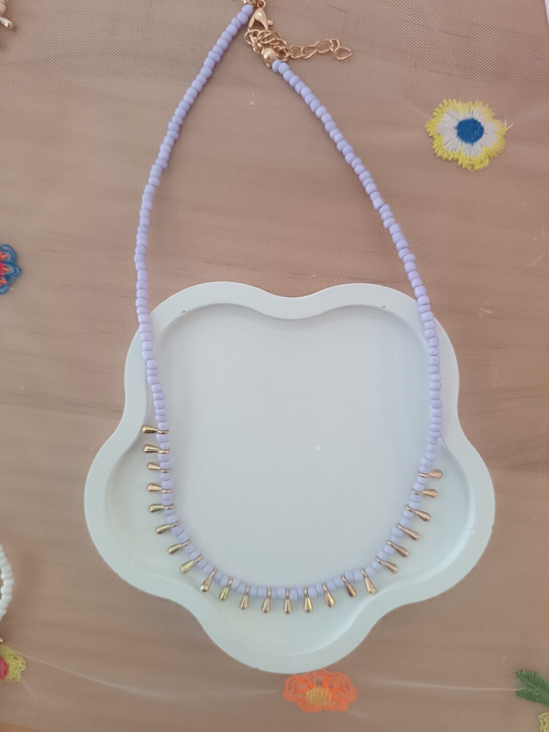 Κολιέ λιλά με χρυσές σταγόνες